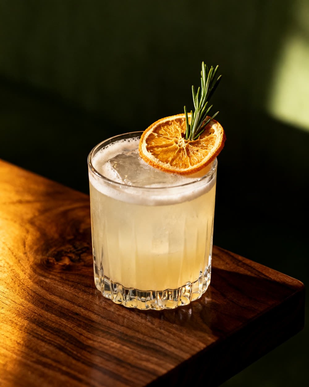 Drink com laranja desidratada e alecrim